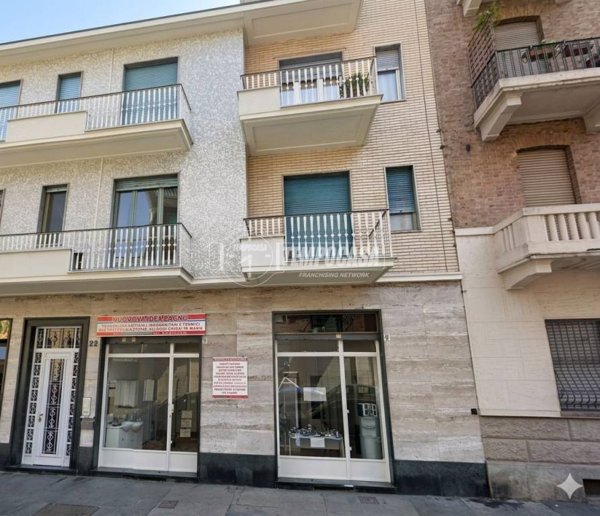 negozio in vendita a Torino in zona Parella