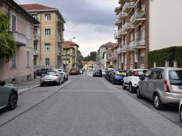 locale commerciale in vendita a Torino in zona Madonna del Pilone