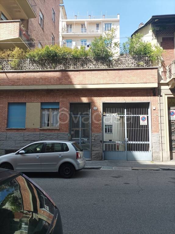 locale commerciale in vendita a Torino in zona Vanchiglia