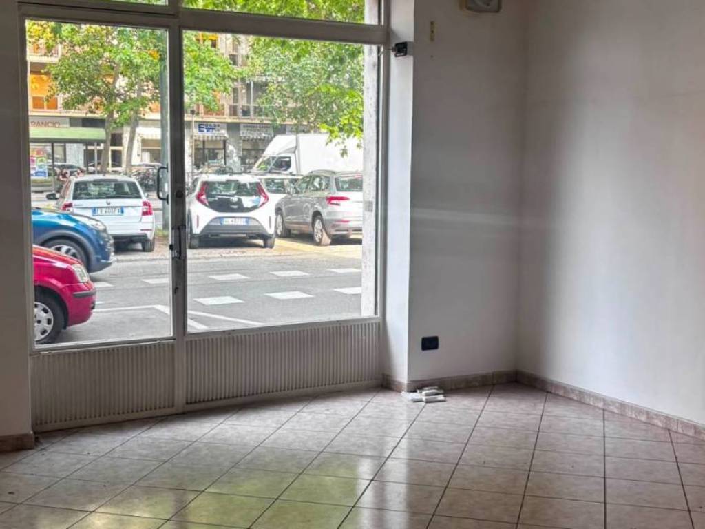 negozio in vendita a Torino in zona Mirafiori Nord