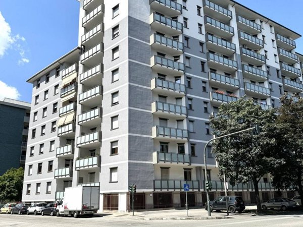 negozio in vendita a Torino in zona Mirafiori Nord