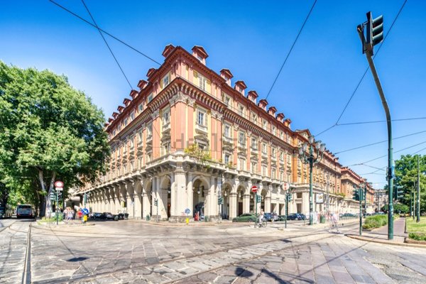 locale commerciale in vendita a Torino in zona Centro Storico