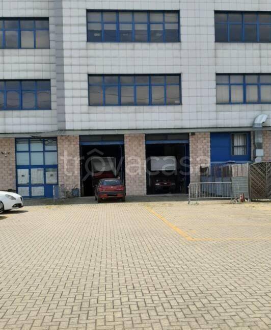 locale commerciale in vendita a Torino in zona Falchera