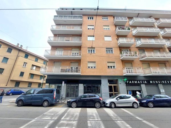 negozio in vendita a Torino in zona Parella