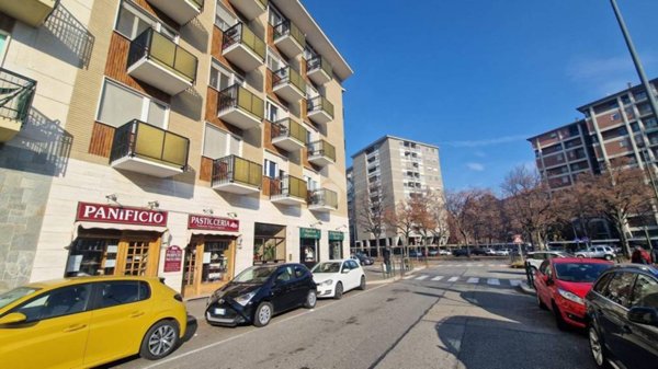 negozio in vendita a Torino in zona Mirafiori Nord