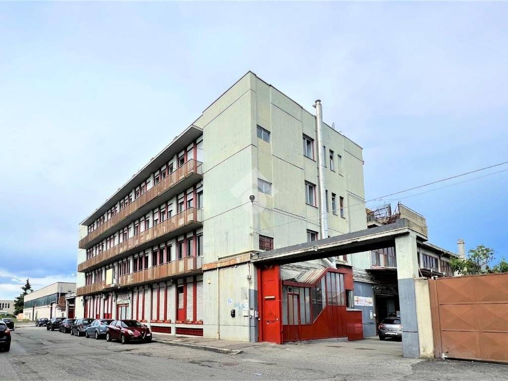 locale commerciale in vendita a Torino in zona Madonna di Campagna