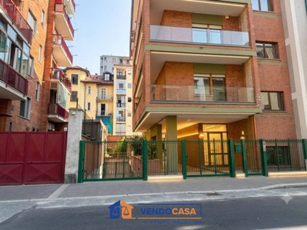 negozio in vendita a Torino in zona Lingotto