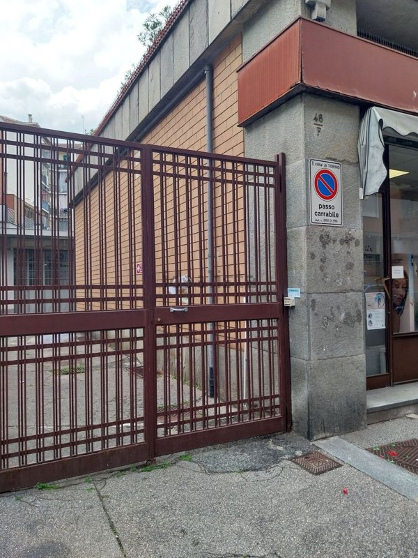 locale commerciale in vendita a Torino in zona Pozzo Strada