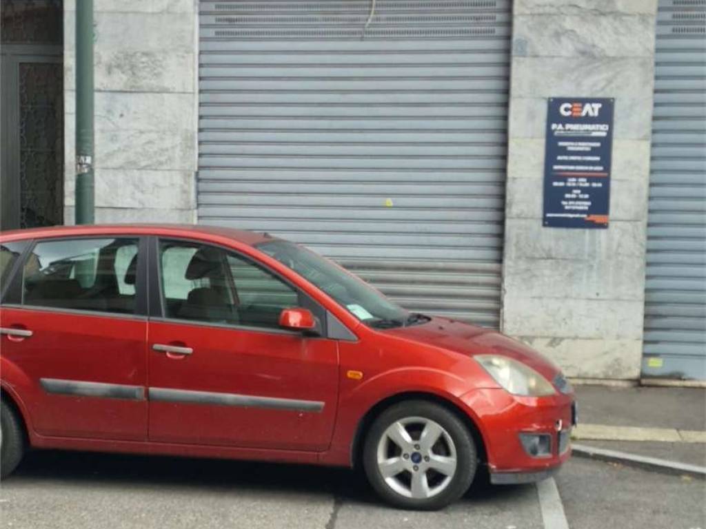 negozio in vendita a Torino in zona Cenisia