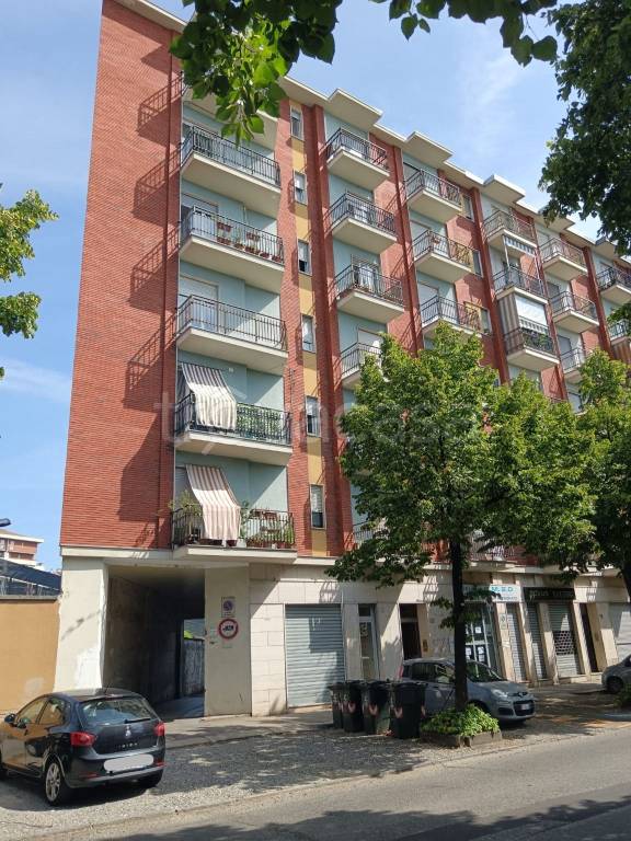 negozio in vendita a Torino in zona Borgata Lesna