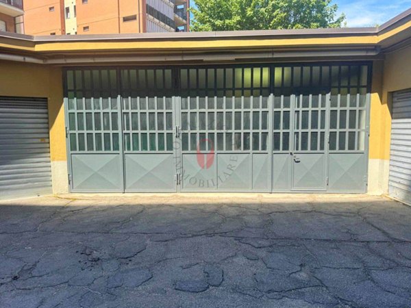 negozio in vendita a Torino in zona Mirafiori Nord