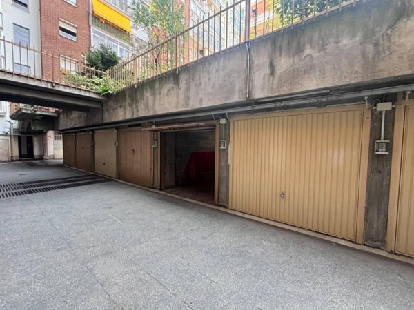 negozio in vendita a Torino in zona Lingotto