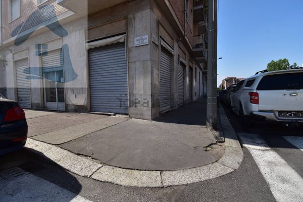 locale commerciale in vendita a Torino in zona Pozzo Strada