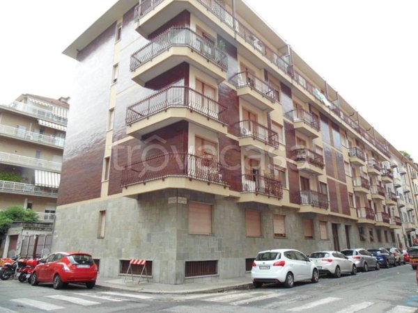 locale commerciale in vendita a Torino in zona Cit Turin