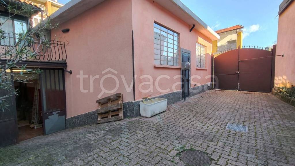 locale di sgombero in vendita a Torino in zona Mirafiori Sud