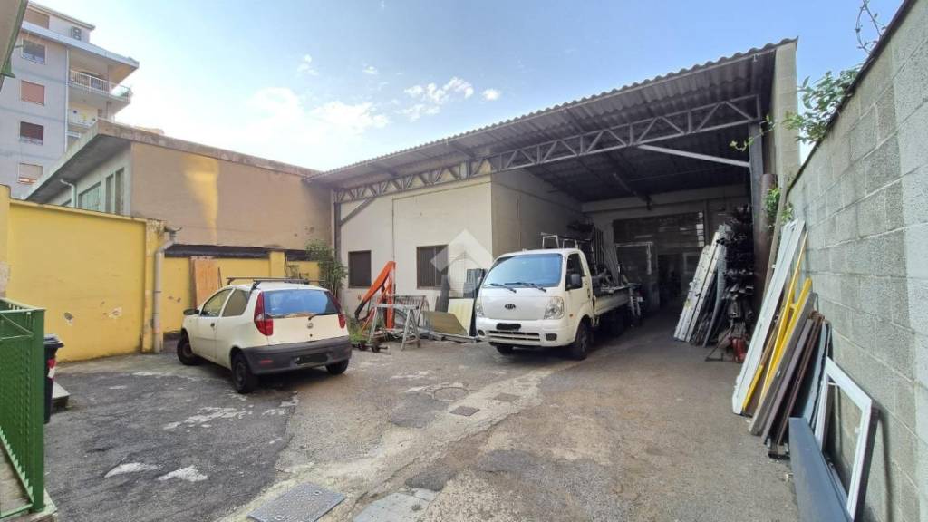 locale commerciale in vendita a Torino in zona Pozzo Strada