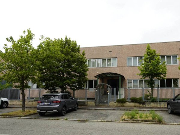 locale commerciale in vendita a Torino in zona Lucento
