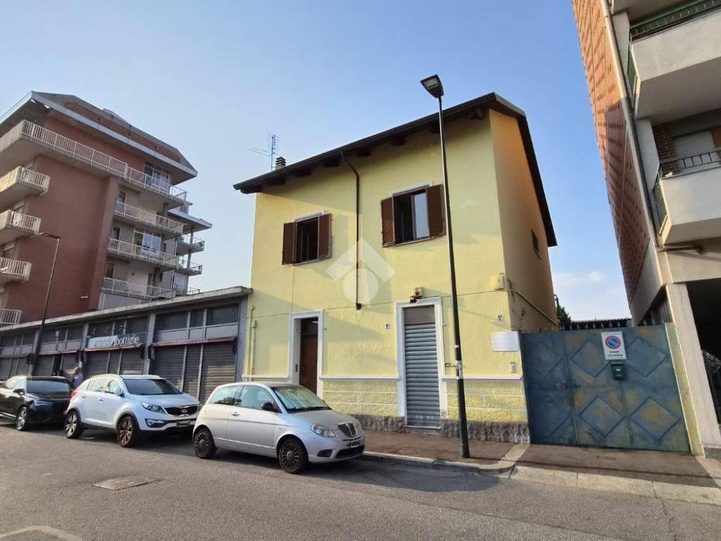 locale commerciale in vendita a Torino in zona Pozzo Strada