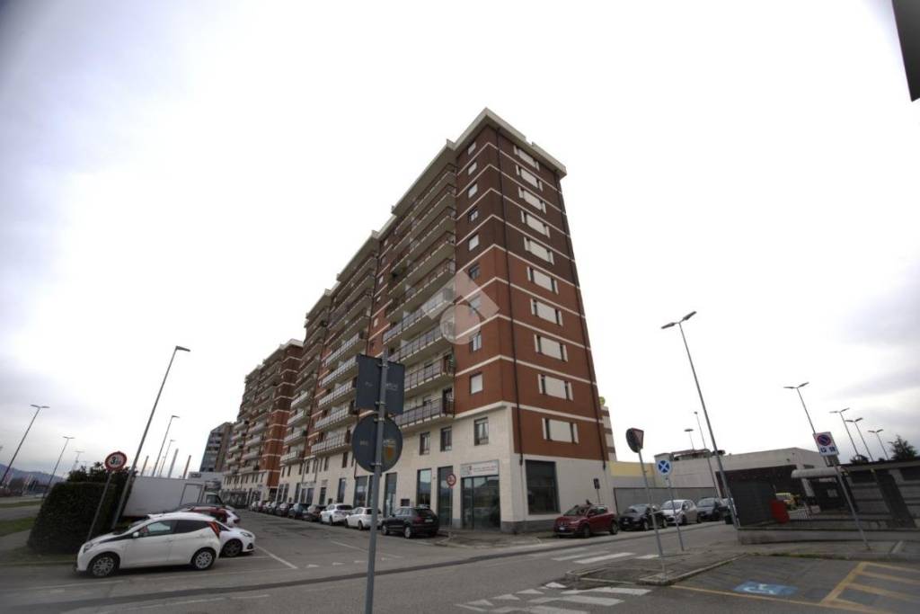 negozio in vendita a Torino in zona Mirafiori Sud