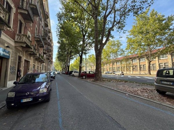 locale commerciale in vendita a Torino in zona Cit Turin