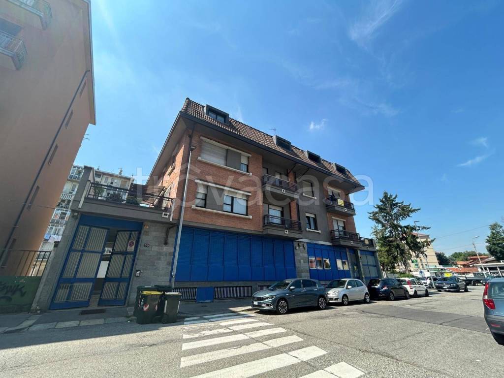 locale commerciale in vendita a Torino in zona Lucento