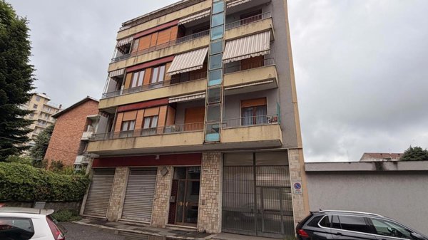 locale commerciale in vendita a Torino in zona Parella