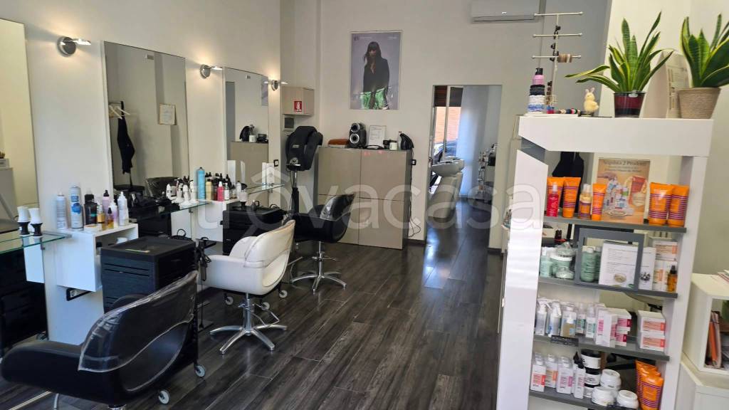 locale commerciale in vendita a Torino in zona Cenisia
