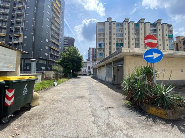locale di sgombero in vendita a Torino in zona Mirafiori Sud