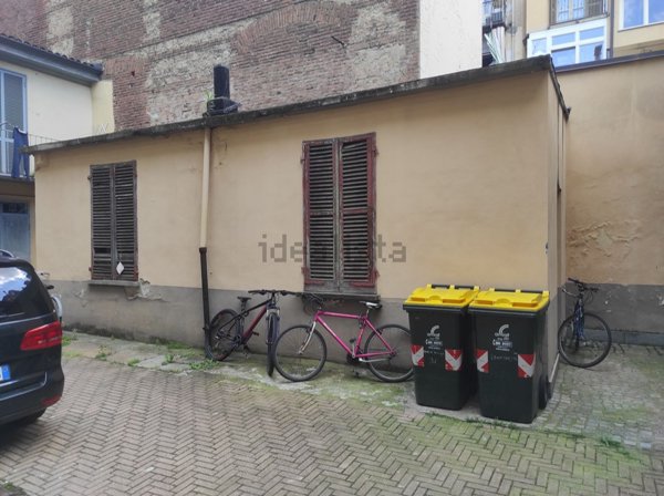 locale commerciale in vendita a Torino in zona Cit Turin