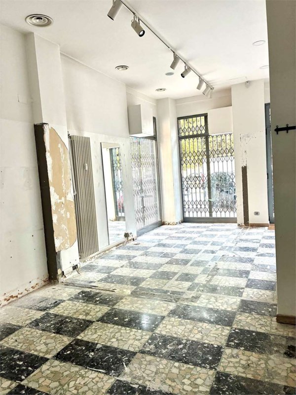 negozio in vendita a Torino in zona Parella
