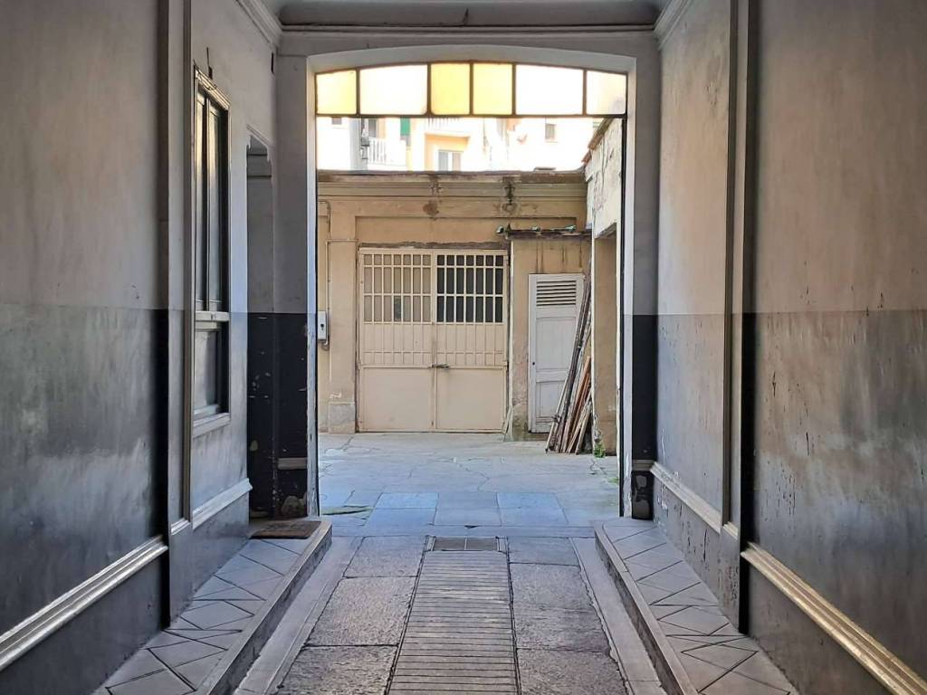 locale commerciale in vendita a Torino in zona Cenisia