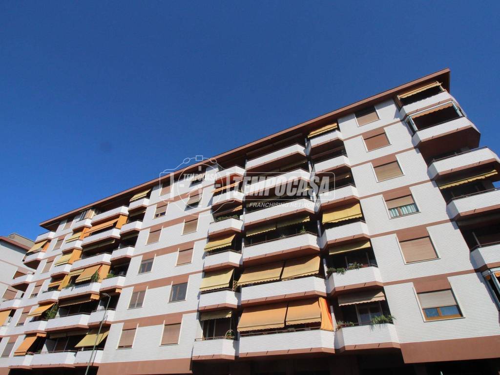 locale commerciale in vendita a Torino in zona Mirafiori Nord