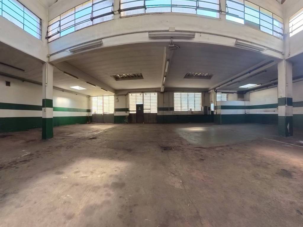 locale commerciale in vendita a Torino in zona Lingotto