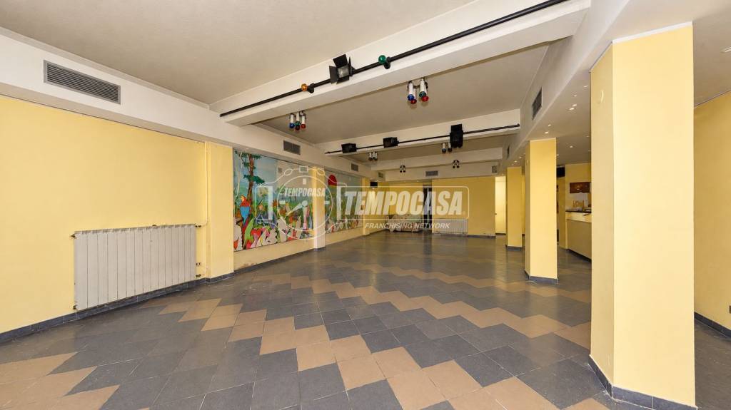 locale commerciale in vendita a Torino in zona Santa Rita