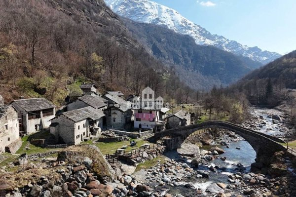 casa indipendente in vendita a Traversella in zona Fondo