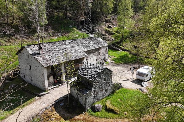 casale in vendita a Traversella in zona Chiara