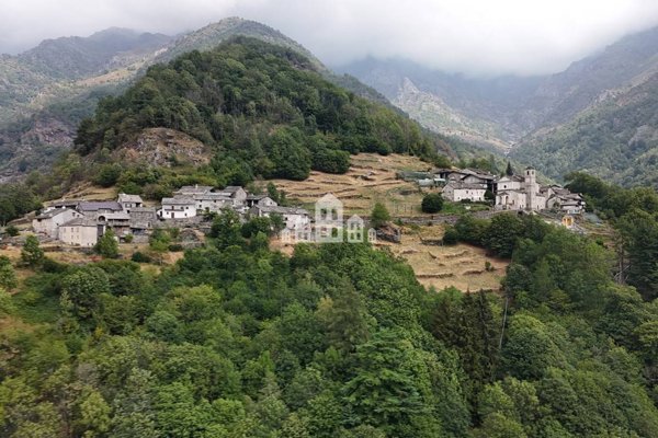 casa indipendente in vendita a Traversella in zona Succinto