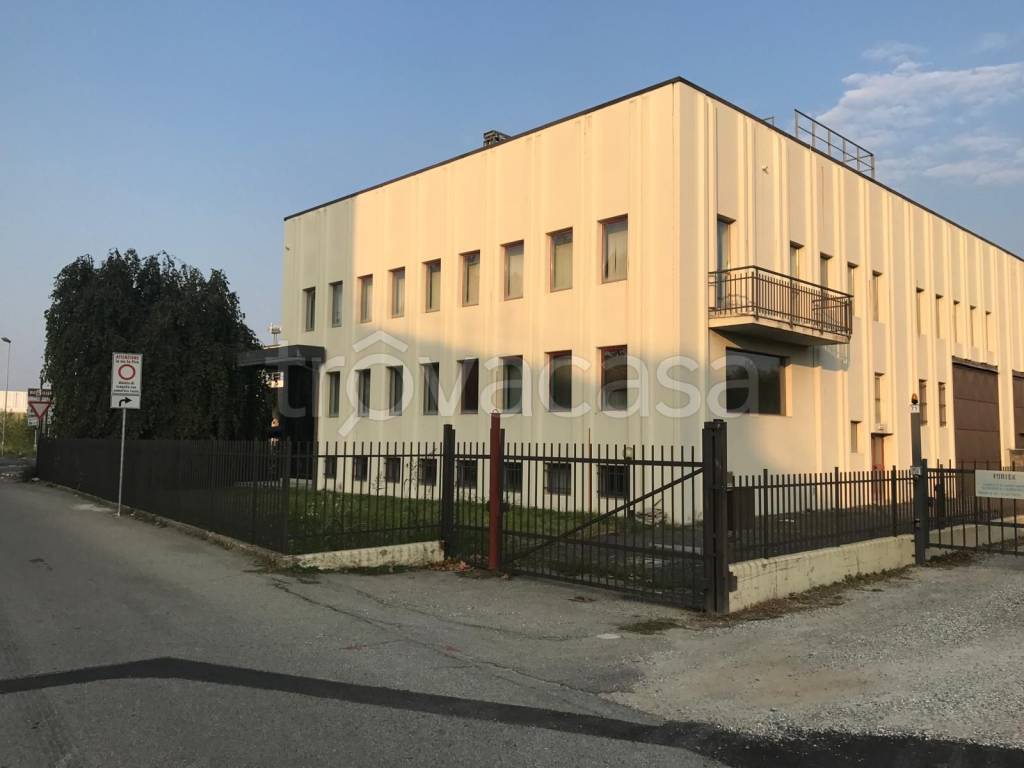 locale commerciale in vendita a Trofarello