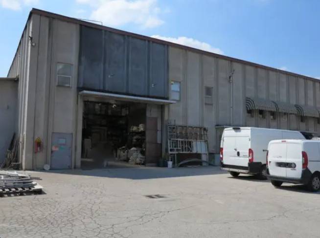 capannone in vendita a Trofarello