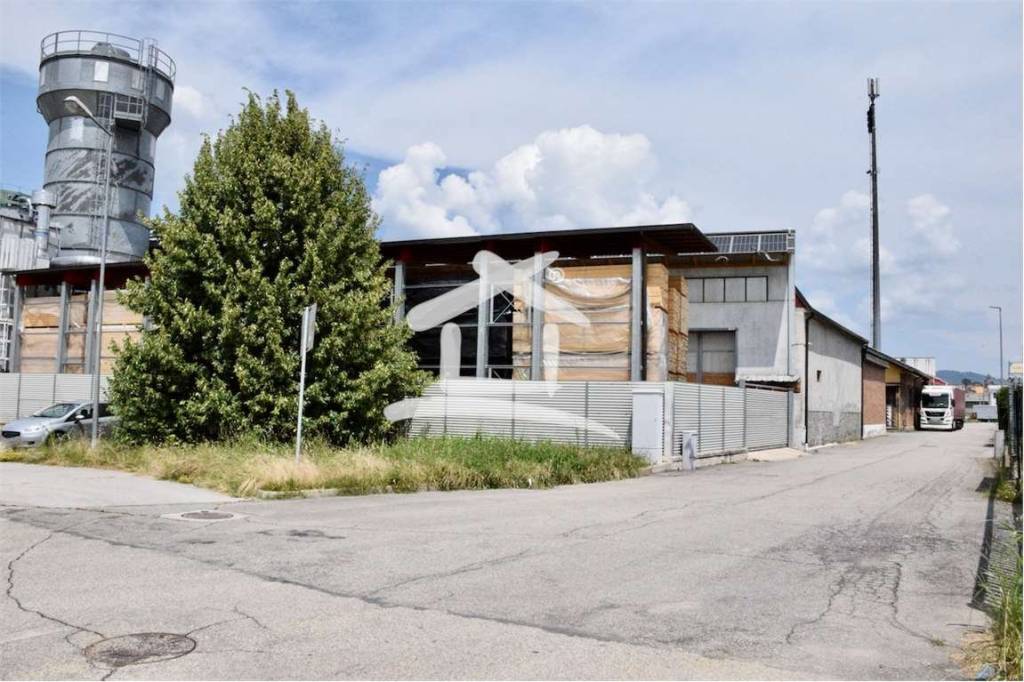 locale commerciale in vendita a Trofarello