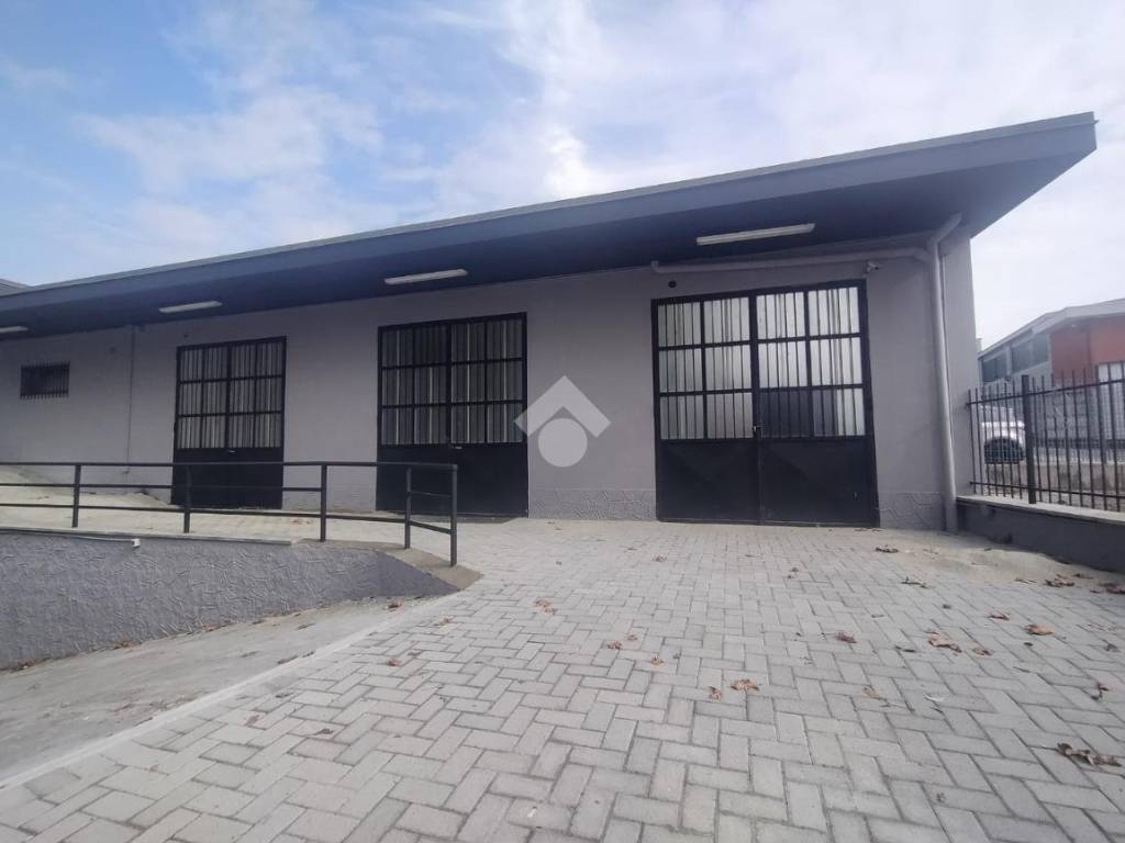 locale commerciale in vendita a Trofarello