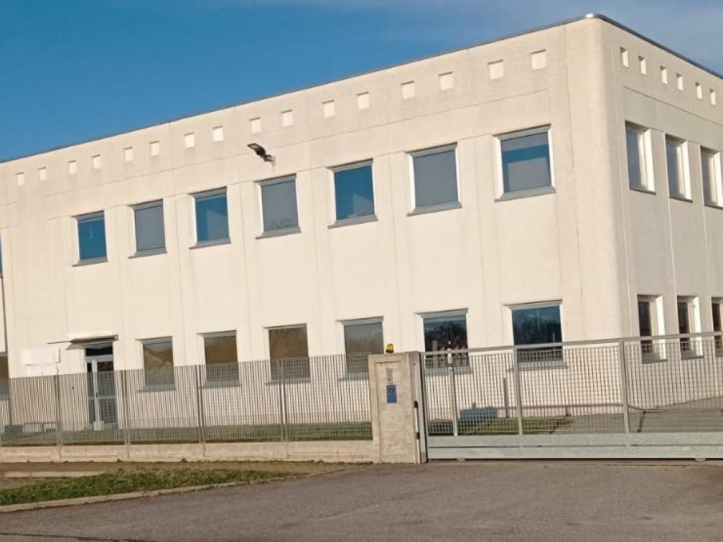 capannone in vendita a Trofarello