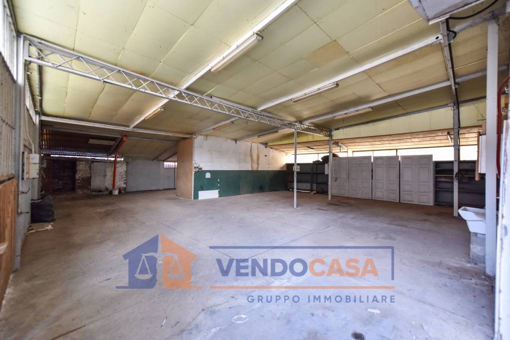 locale commerciale in vendita a Trofarello