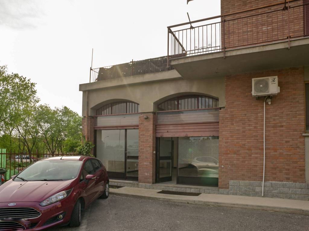 locale commerciale in vendita a Trofarello