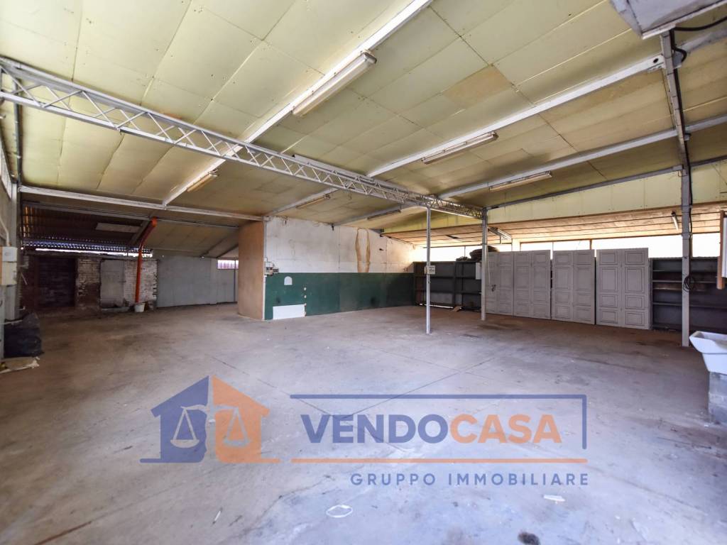 locale commerciale in vendita a Trofarello