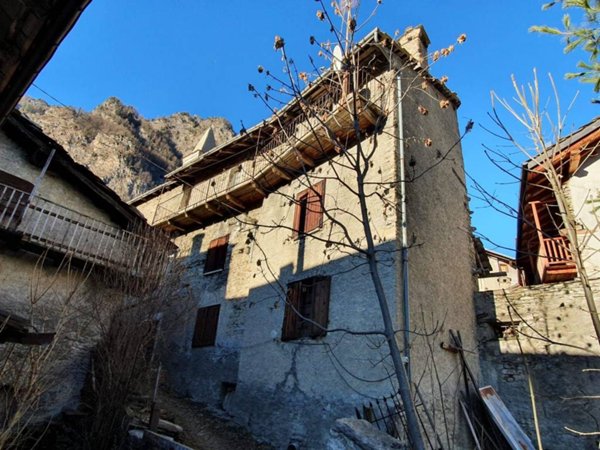 casa indipendente in vendita ad Usseaux in zona Laux