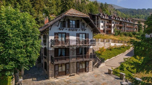 casa indipendente in vendita ad Usseaux in zona Laux