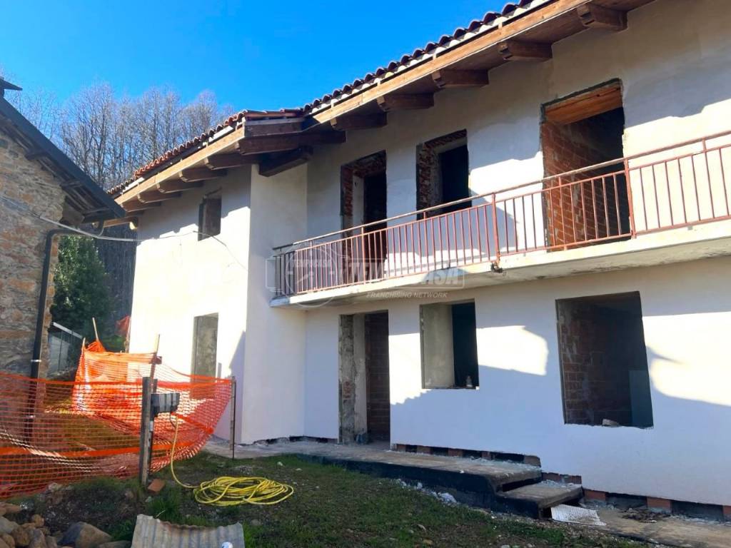 casa indipendente in vendita a Val della Torre