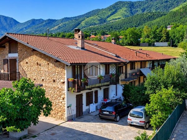 casa semindipendente in vendita a Val della Torre
