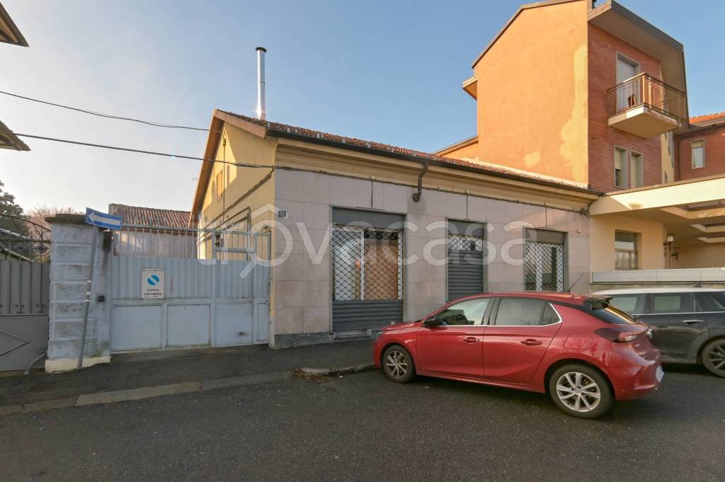 negozio in vendita a Venaria Reale in zona Altessano